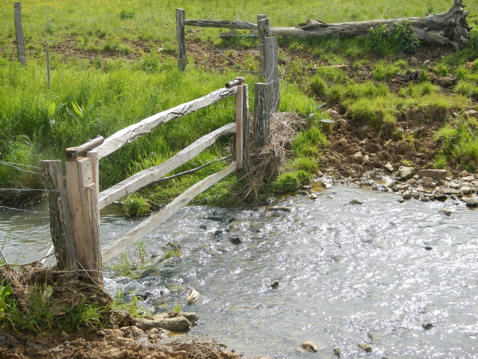 Mise en place d'un passage à gué avec porte basculante 