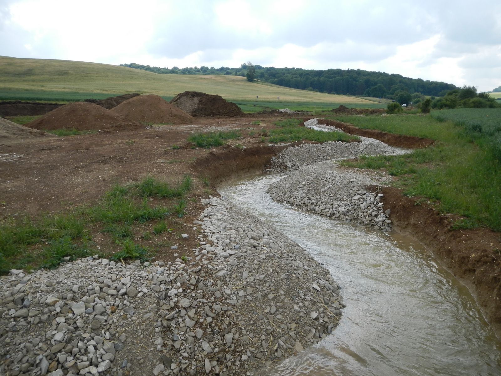 reméandrement du cours d'eau, réhaussement de la côte de fond